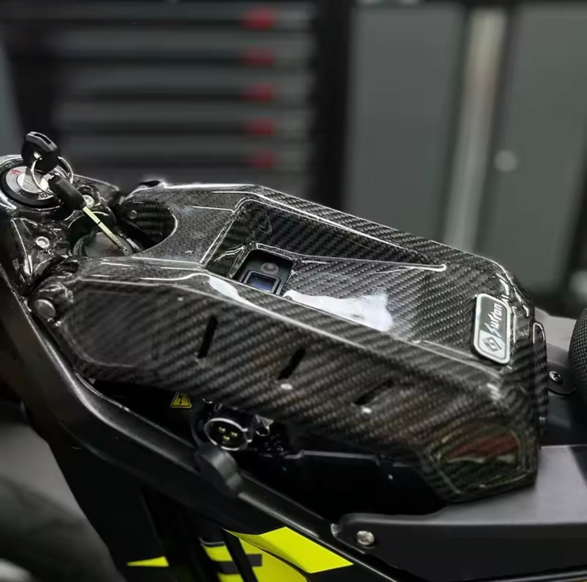 REAL carbon battery lid (flow lookalike)